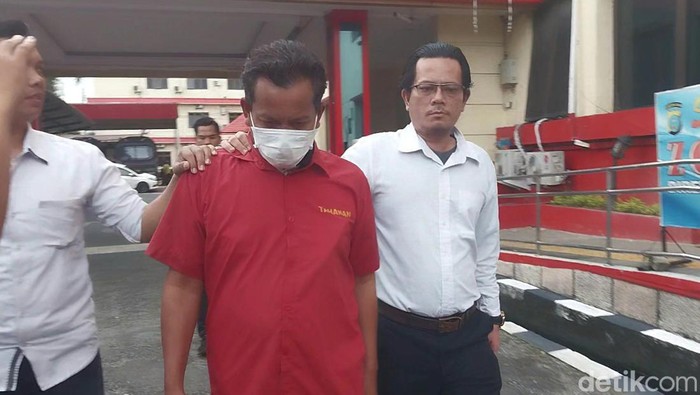 Komisioner KPU Padangsidimpuan Parlagutan memakai baju tahanan. (Finta Rahyuni/detikSumut)