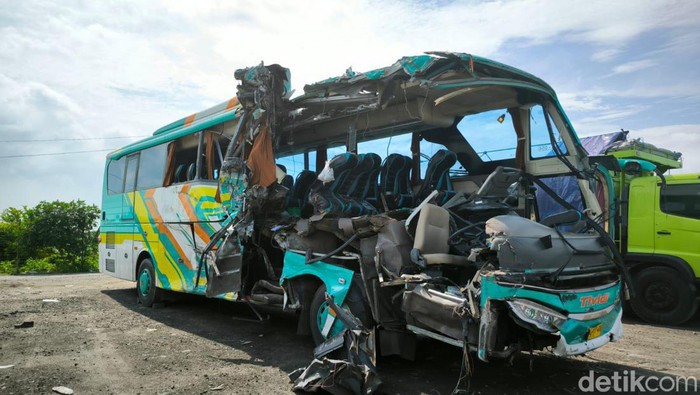 Kondisi bus rombongan peziarah yang kecelakaan di Gresik