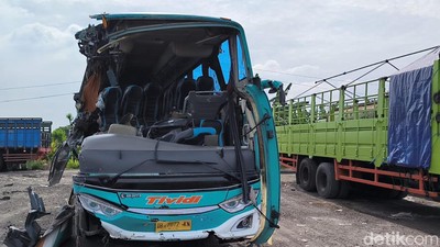 Penampakan Bus Rombongan Peziarah Kecelakaan di Gresik