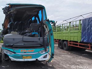 Penampakan Bus Rombongan Peziarah Kecelakaan di Gresik