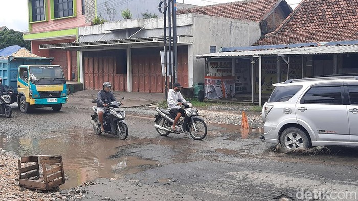 Kondisi jalan Kudus-Grobogan tepatnya di Desa Tanjung Karang, Kecamatan Jati yang berlubang, Senin (29/1/2024).