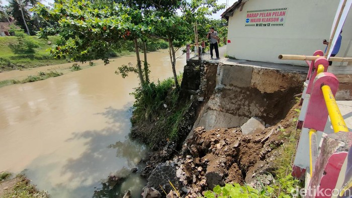 Kondisi kerusakan tanggul di Sungai Serang, Kelurahan Wates, Kapanewon Wates, Kulon Progo, Senin (29/1/2024).