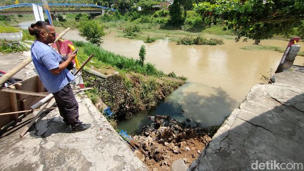 Kondisi kerusakan tanggul di Sungai Serang, Kelurahan Wates, Kapanewon Wates, Kulon Progo, Senin (29/1/2024).