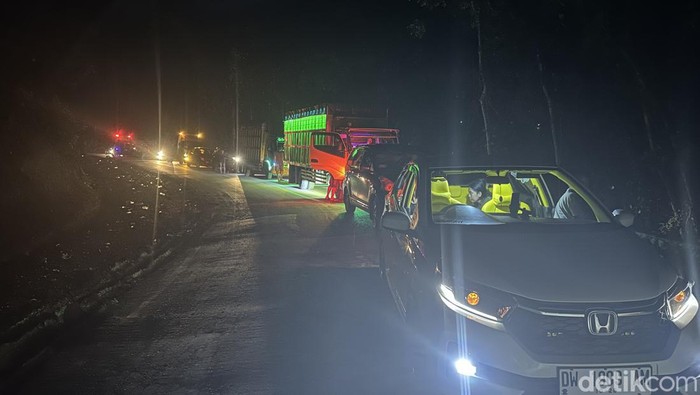 Kondisi macet di Jalan Poros Maros-Bone di Camba.