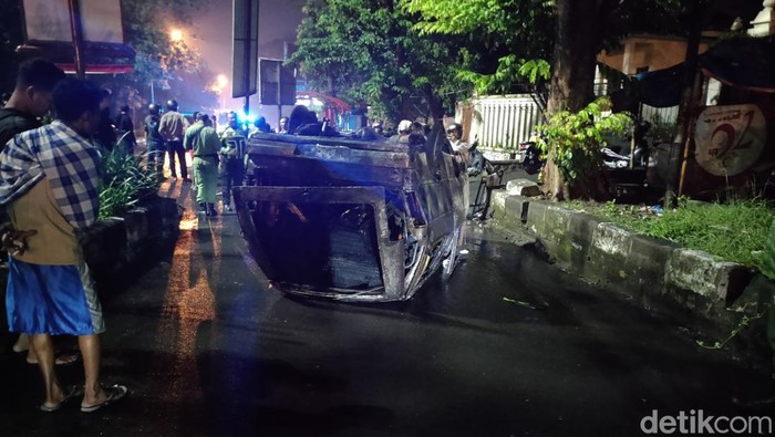 Kondisi mobil terbakar dan terbalik usai dipadamkan di Solo, Minggu (28/1/2024) malam.