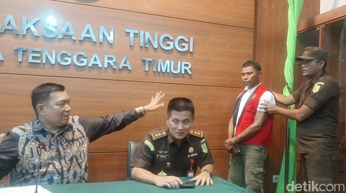 Konferensi pers penangkapan ayah pemerkosa anak tiri seusai empat tahun buron di Kejati NTT, Senin (29/1/2024) sore.