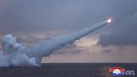 Sebuah rudal jelajah ditembakkan dari kapal selam di lokasi yang dirahasiakan di Korea Utara, Minggu (28/1/2024).  