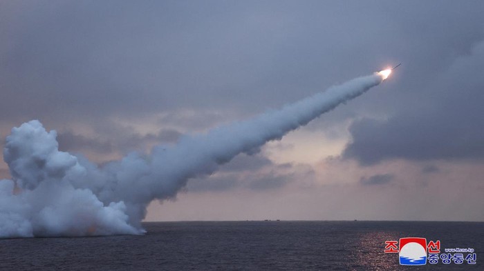 Korea Utara Tembakkan Rudal Jelajah dari Kapal Selam North Korean leader Kim Jong Un attends a submarine-launched cruise missile test at an undisclosed location in North Korea in this picture released by the Korean Central News Agency on January 28, 2024. KCNA via REUTERS ATTENTION EDITORS - THIS IMAGE WAS PROVIDED BY A THIRD PARTY. REUTERS IS UNABLE TO INDEPENDENTLY VERIFY THIS IMAGE. NO THIRD PARTY SALES. SOUTH KOREA OUT. NO COMMERCIAL OR EDITORIAL SALES IN SOUTH KOREA. TPX IMAGES OF THE DAY