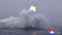 Dilansir AFP, Minggu (28/1/2024), peluncuran rudal tersebut dilakukan hanya beberapa hari setelah Pyongyang menembakkan sejumlah rudal jelajah ke Laut Kuning, yang menurut mereka merupakan uji coba pertama rudal jelajah strategis generasi baru. Pyongyang telah mempercepat pengujian senjata pada tahun baru ini, termasuk pengujian apa yang disebutnya sistem senjata nuklir bawah air dan rudal balistik hipersonik berbahan bakar padat.  