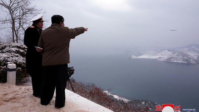 Korea Utara Tembakkan Rudal Jelajah dari Kapal Selam North Korean leader Kim Jong Un attends a submarine-launched cruise missile test at an undisclosed location in North Korea in this picture released by the Korean Central News Agency on January 28, 2024. KCNA via REUTERS ATTENTION EDITORS - THIS IMAGE WAS PROVIDED BY A THIRD PARTY. REUTERS IS UNABLE TO INDEPENDENTLY VERIFY THIS IMAGE. NO THIRD PARTY SALES. SOUTH KOREA OUT. NO COMMERCIAL OR EDITORIAL SALES IN SOUTH KOREA. TPX IMAGES OF THE DAY
