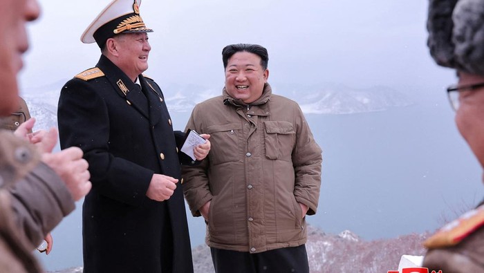 Korea Utara Tembakkan Rudal Jelajah dari Kapal Selam North Korean leader Kim Jong Un attends a submarine-launched cruise missile test at an undisclosed location in North Korea in this picture released by the Korean Central News Agency on January 28, 2024. KCNA via REUTERS ATTENTION EDITORS - THIS IMAGE WAS PROVIDED BY A THIRD PARTY. REUTERS IS UNABLE TO INDEPENDENTLY VERIFY THIS IMAGE. NO THIRD PARTY SALES. SOUTH KOREA OUT. NO COMMERCIAL OR EDITORIAL SALES IN SOUTH KOREA. TPX IMAGES OF THE DAY