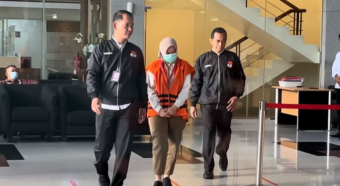 KPK tahan tersangka kasus pemotongan insentif ASN Sidoarjo, Siska Wati (Yogi/detikcom)