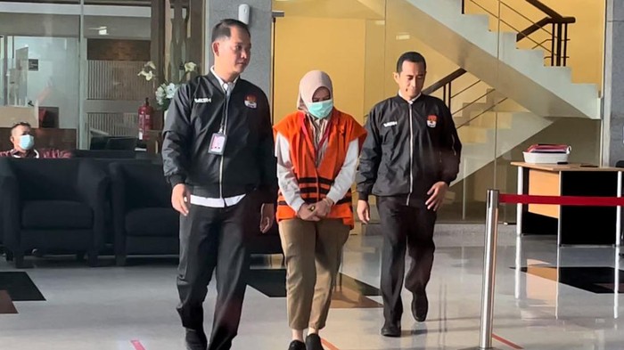 KPK tahan tersangka kasus pemotongan insentif ASN Sidoarjo, Siska Wati (Yogi/detikcom)