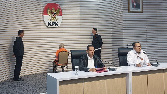 KPK tahan tersangka kasus pemotongan insentif ASN Sidoarjo, Siska Wati (Yogi/detikcom)