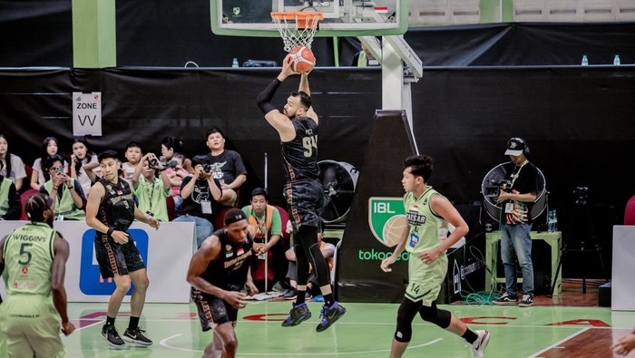 Laga Pacific Surabaya vs Bima Perkasa Jogja di IBL 2024.