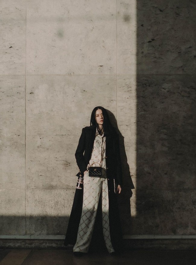 Mantel oversized dan jumpsuit berpotongan longgar akan memberi kesan edgy yang atraktif pada busana formal. Gaya oversized pun diprediksi jadi salah satu tren di 2024. Foto: Instagram/@laurabas