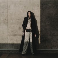 Mantel oversized dan jumpsuit berpotongan longgar akan memberi kesan edgy yang atraktif pada busana formal. Gaya oversized pun diprediksi jadi salah satu tren di 2024. Foto: Instagram/@laurabas