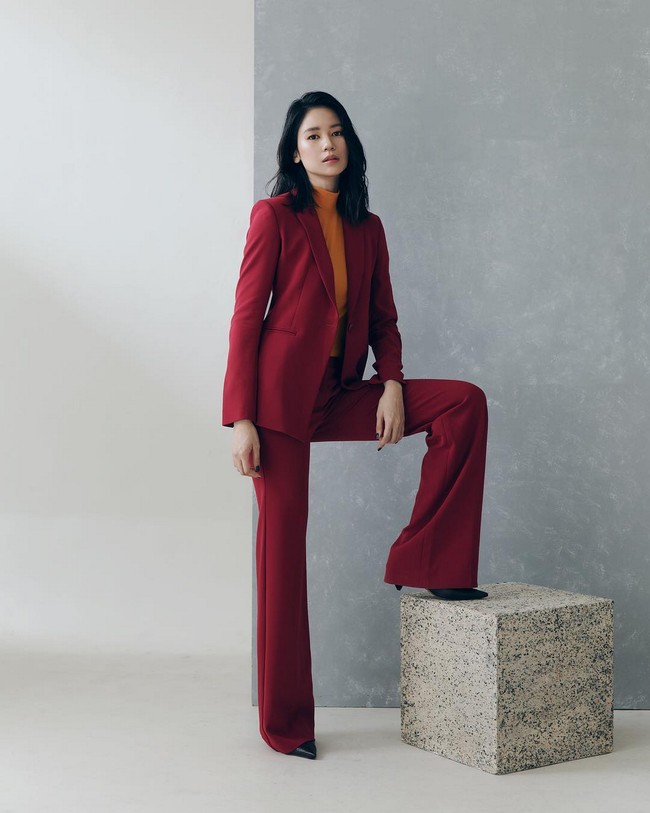 Ingin tampilan elegan yang lebih ‘menantang’? Sontek penampilan Laura Basuki ini dengan setelan blazer merah marun dan halter neck warna terang. Foto: Instagram/@laurabas