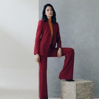 Ingin tampilan elegan yang lebih ‘menantang’? Sontek penampilan Laura Basuki ini dengan setelan blazer merah marun dan halter neck warna terang. Foto: Instagram/@laurabas