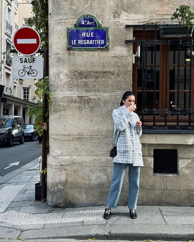 Bergaya a la Parisian chic dengan jaket tweed dan straight pants untuk tampilan formal yang effortless. Foto: Instagram/@laurabas