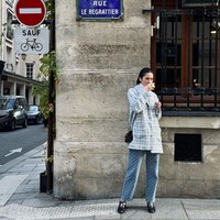 Bergaya a la Parisian chic dengan jaket tweed dan straight pants untuk tampilan formal yang effortless. Foto: Instagram/@laurabas