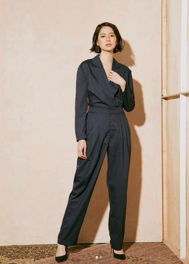 Gaya formal tak melulu harus dengan blazer atau jas. Setelan blouse berkerah dan carrot pants warna senada akan membuat penampilan kamu lebih chic. Padukan dengan stiletto atau pump shoes. Foto: Instagram/@laurabas