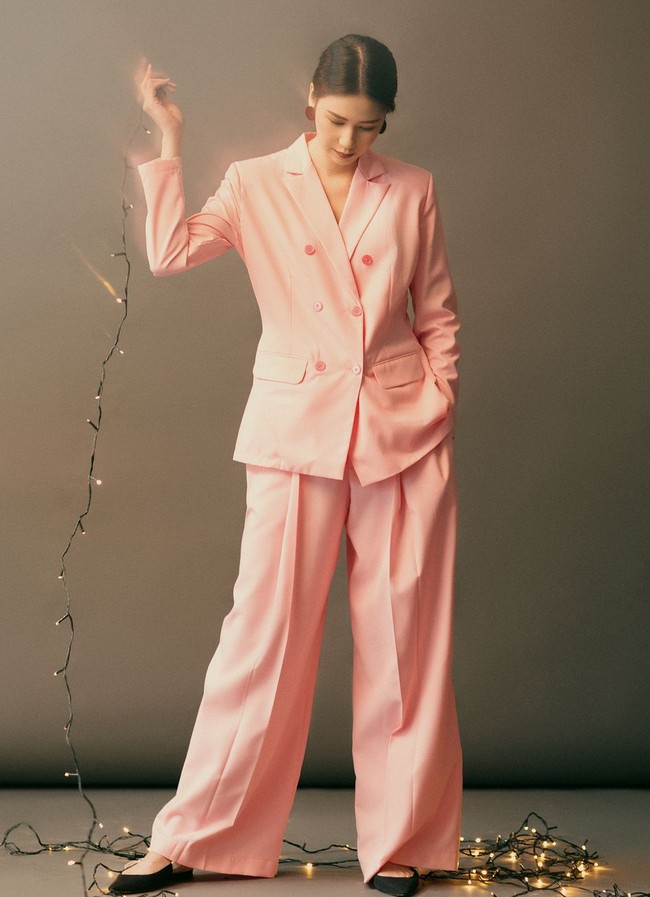 Gaya formal bisa terlihat lebih playful dengan memadukan jas oversized dan celana palazzo warna cerah, misalnya blush pink. Foto: Instagram/@laurabas