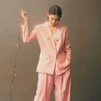 Gaya formal bisa terlihat lebih playful dengan memadukan jas oversized dan celana palazzo warna cerah, misalnya blush pink. Foto: Instagram/@laurabas