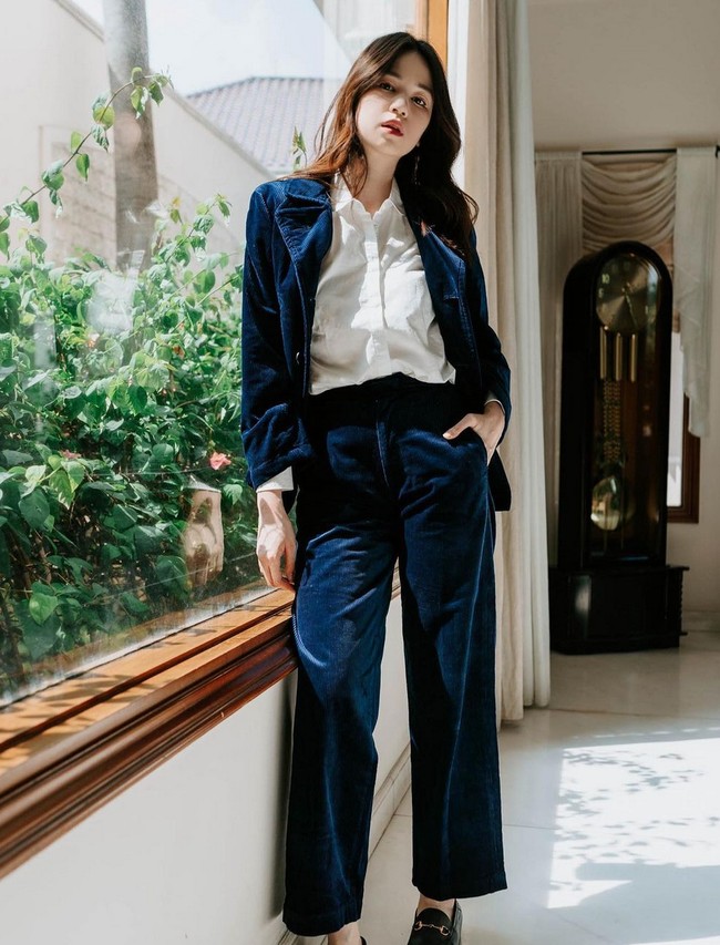 Setelan blazer dan celana berbahan corduroy membuat penampilan formal kamu terlihat lebih chic. Padukan dengan kemeja putih dan sepatu pantofel seperti yang dikenakan Laura Basuki ini. Foto: Instagram/@laurabas