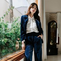 Setelan blazer dan celana berbahan corduroy membuat penampilan formal kamu terlihat lebih chic. Padukan dengan kemeja putih dan sepatu pantofel seperti yang dikenakan Laura Basuki ini. Foto: Instagram/@laurabas
