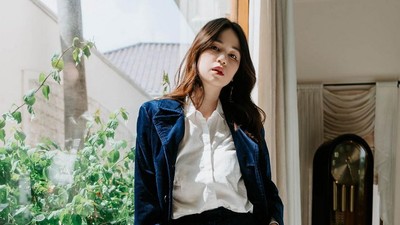 7 Gaya Formal a la Laura Basuki, Stylish dengan Blazer dan Jas