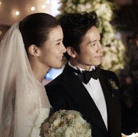 Lee Bo Young dan Ji Sung diam-diam pacaran setelah dipertemukan dalam drama Korea Save the Last Dance for Me (2004). Pasangan ini dikenal harmonis dan jauh dari drama. Keduanya melangsungkan pernikahan pada 2013 dan dikaruniai sepasang anak, Kwak Ji Yoo dan Kwak Woo Sung. Foto: Instagram