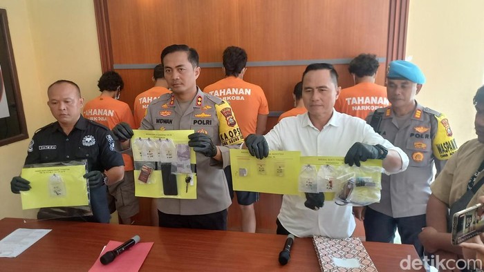 Lima pelaku narkoba dihadirkan saat konferensi pers di Polres Buleleng, Senin (29/1/2024).