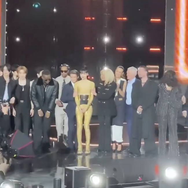 “lucu bgt bajunya lisa blink blink sendiri😭😭🫶🏻” “wkwk baju dia tuh berkilau di tengah keburikan video live stream😭😭” “Baju lisa di gala so shiny banget masa depanku kalah terang,” “anak emas = anak yang memakai baju emas 😂” komentar sejumlah penggemar di Twitter. Foto: dok. Twitter @honorslisa