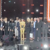 “lucu bgt bajunya lisa blink blink sendiri😭😭🫶🏻” “wkwk baju dia tuh berkilau di tengah keburikan video live stream😭😭” “Baju lisa di gala so shiny banget masa depanku kalah terang,” “anak emas = anak yang memakai baju emas 😂” komentar sejumlah penggemar di Twitter. Foto: dok. Twitter @honorslisa