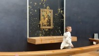 Aktivis bereaksi setelah melemparkan sup ke kaca pelindung lukisan Mona Lisa di Museum Louvre, Paris, Minggu (28/1/2024). lukisan abad ke-16 karya Leonardo da Vinci ini merupakan salah satu karya seni paling terkenal di dunia. Ia disimpan di Louvre, Paris.  