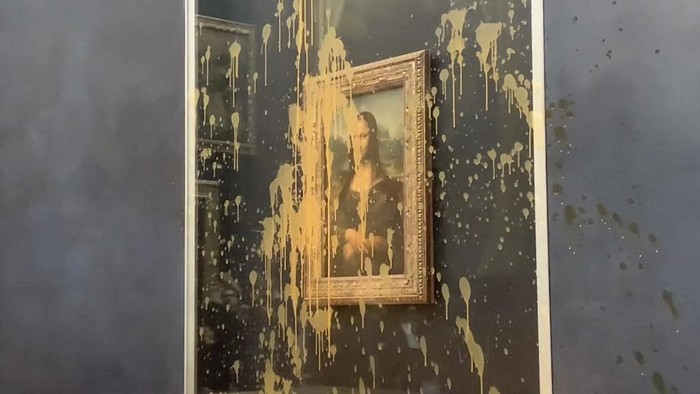 Lukisan Mona Lisa Jadi Sasaran Amuk Aktivis Lingkungan In this grab taken from video, a view of the scene after activists hurled soup at the glass protecting the Mona Lisa, at the Louvre Museum, in Paris, Sunday. Jan. 28, 2024. The two activists shouted slogans advocating for a sustainable food system. It comes as French farmers have been protesting for days across the country against several issues, including low wages. (AP Photo/Clement Lanot)
