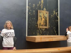 Momen Lukisan Mona Lisa Disiram Sup Merah oleh Aktivis