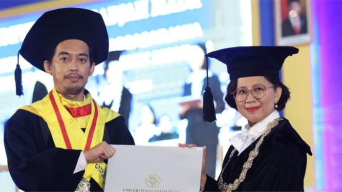 Mukhamad Ngainul Malawani ketika wisuda Doktor Geografi Universitas Gadjah Mada (UGM) Kamis (25/1/2024).