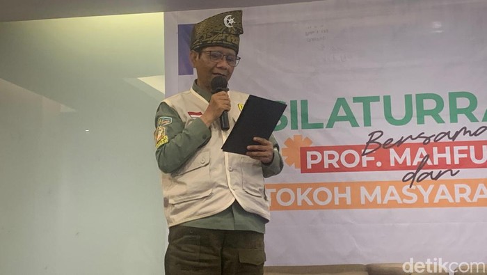 Mahfud Md saat silaturahmi dengan tokoh adat dan tokoh masyarakat di Kota Pekanbaru, Riau, Senin (29/1/2024).