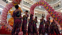 Melengkapi tema ini Lippo Malls menghadirkan dekorasi, berbagai kegiatan dan aktivitas  menarik yang menggabungkan unsur-unsur tradisional Tiongkok. Dengan dekorasi khas yang memadukan warna pink, merah, dan emas dalam ornamen-ornamen nya seperti bunga, lampion, dan naga sebagai simbol tahun Naga,  memberikan kesan kepada pengunjung layaknya berada di Little Shanghai.