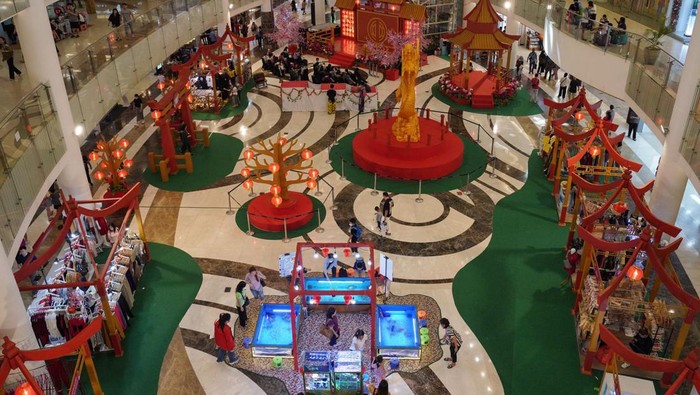 Menyambut Imlek sejumlah mal berhias dengan nuasan Imlek. Mereka juga menghadirkan kegiatan dan aktivitas bernuasan Imlek.