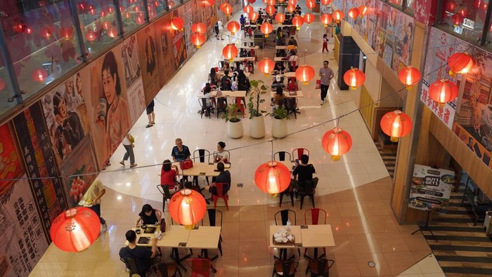 Menyambut Imlek sejumlah mal berhias dengan nuasan Imlek. Mereka juga menghadirkan kegiatan dan aktivitas bernuasan Imlek.