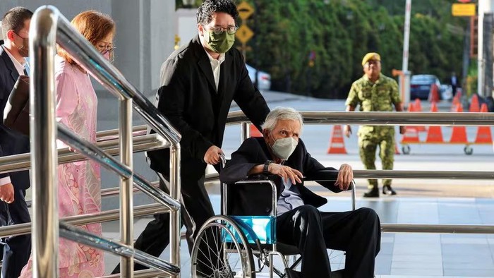 Malaysias former finance minister Daim Zainuddin arrives at the Kuala Lumpur court complex in Kuala Lumpur, Malaysia January 29, 2024. REUTERS/Hasnoor Hussain Acquire Licensing Rights