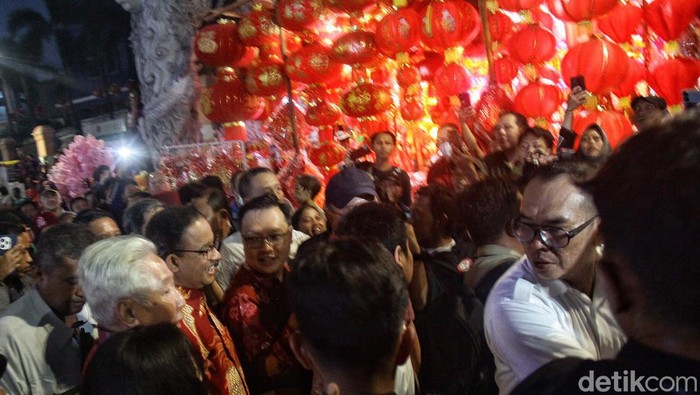 Massa Simpatisan Kerubuti Anies Baswedan di Glodok Pancoran Capres Anies Baswedan menghadiri diskusi di Glodok Pancoran, Jakarta Barat, Senin (29/1/2024). Anies diserbu pendukungnya di Glodok Pancoran.