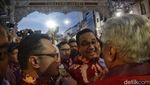 Massa Simpatisan Kerubuti Anies Baswedan di Glodok Pancoran