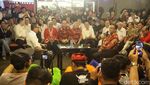 Massa Simpatisan Kerubuti Anies Baswedan di Glodok Pancoran