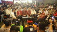 Diskusi itu berjalan lancar dan hangat.