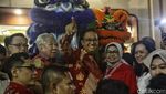 Massa Simpatisan Kerubuti Anies Baswedan di Glodok Pancoran