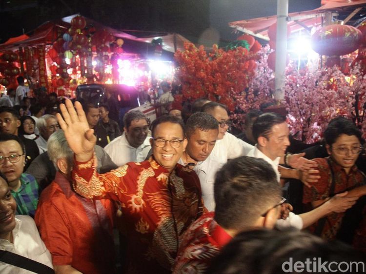 Massa Simpatisan Kerubuti Anies Baswedan di Glodok Pancoran